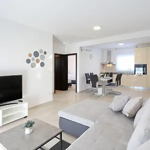 Apartament Lisac, Vir