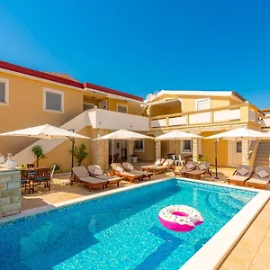 Apartament Karmen - Poolhouse, Vir